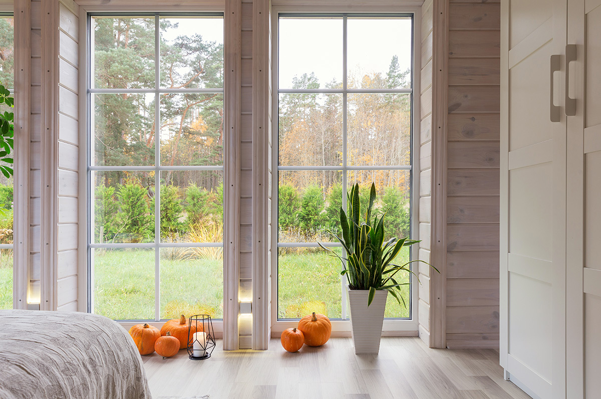 Energoszczedne okno drewniane widoczne z salonu